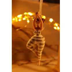 Yoga Engel Hängend in Baumhaltung (Vrikshasana) – Balance und Harmonie